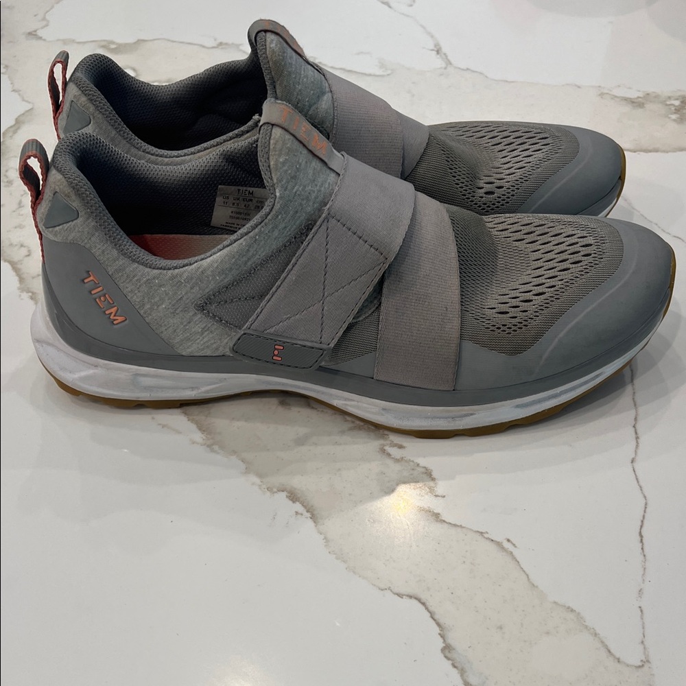 Tiem cycle shoes with clips